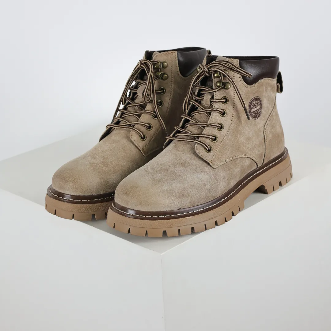 The price tag is 💰620. The core recommendation is good price. Timberland outdoor high-top casual rhubarb boots series #Guangdong Dachang quality. Original box and original packaging. Fashionable and trendy matching. The fabric is made of Italian 🇮🇹 top-grade frosted fine-grained cowhide. It is paired with anti-odor and anti-corrosion genuine leather latex insoles. The outsole and hardware are all made from original factory raw materials. The same process as the original Goodyear, never open the glue. Good products do not kill pigs. Exclusive launch on the entire network. The quality is beyond doubt. The complete set of official website unified packaging gives you a perfect wearing experience. It is of high quality and durable. A must-have for sportsmen. Specially designed to treat those who are not handsome. High-quality and first-class foot feel. Specially designed for cold protection and outdoor use this winter. Casual matching for daily use. Size: 38 39 40 41 42 43 44 (leather shoe size)
